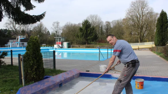 Rüdiger Grunau bessert eines der Durchschreitebecken im Freibad Schwarzenbrink aus. - © Nadine Uphoff
