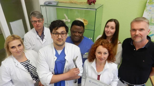 Arbeiten im Team: (von links) Dr. Tanja Kostuj, Dr. Wolfgang Roessler, Dr. Saman Ghaemi-Tehrani, Dr. Emanuelle David, Barbara Kuhn, Sina Wittland und Dr. Hinrich Muhle. - © Astrid Sewing