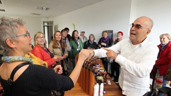 Ein N&auml;schen f&uuml;r die D&uuml;fte: Axel Meyer reicht LZ-Leserin Frauke Grandt aus Schwalenberg eine Duftkreation samt dazugeh&ouml;riger Erkl&auml;rung. - &copy; Bernhard Preuss