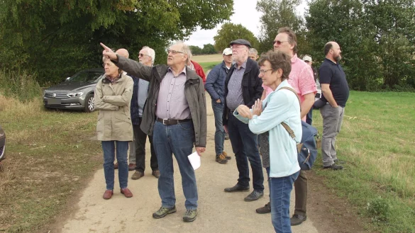 In der Hilgenrekte bei Silixen zeigt Willi Schirrmacher den Teilnehmern den geplanten Standort der Windr&auml;der. - &copy; Wulf Daneyko