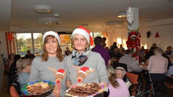 Besinnlich: Die ehrenamtlichen Helferinnen Samila (links) und Birgit haben das erste Adventskaffeetrinken am neuen Standort mitorganisiert. Die meisten Bewohner h&auml;tten sich gut eingelebt. - &copy; Tanja Watermann