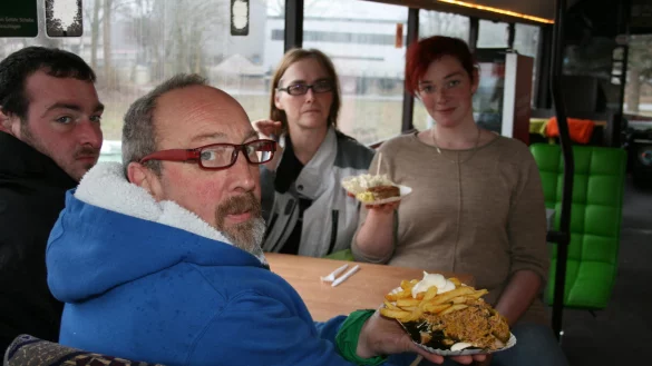 Mathias Kölsch (rechts vorne) serviert seinen Kunden ab sofort die Manta-Platte in einem ausrangierten Bus. Sein Sohn Pascal, Ehefrau Jana sowie Tochter Alena (von links) sitzen Probe. - © Sandra Castrup