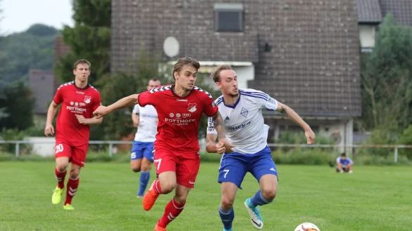 Laufduell an der Waldstraße: Salzuflens Tim Jahn (rechts) lässt im Pokalspiel seinen Beckumer Gegner nicht davon ziehen. - © Oliver König