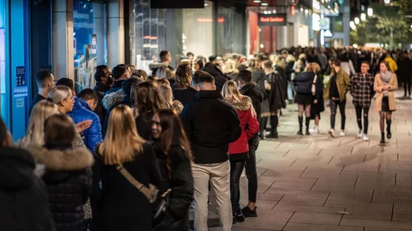 - &copy; Frank Rumpenhorst/dpa