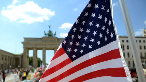 US-amerikanische Flagge vor dem Brandenburger Tor - &copy; Foto: picture alliance / dpa