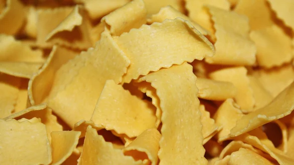 400 Gramm breite Bandnudeln bilden die Basis für das Knoblauch-Gratin. - © Symbolbild: Pixabay