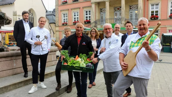 Hans M&uuml;ller-Hisje (Tourismus und Marketing, von links), Sternekoch Jan Diekjobst (Detmolder Hof), Meike G&ouml;schel (S&uuml;&szlig;e Falle), Rainer Diekmann von der G&auml;rtnerei Diekmann, D&ouml;rte Pieper (Fachbereichsleiterin Kultur, Tourismus, Marketing und Bildungseinrichtungen), Kochlehrer J&uuml;rgen Rabe, Apotheker Christian Schmidt (Chef der Werbegemeinschaft), B&uuml;rgermeister Frank Hilker und B&auml;ckermeister Mickel Biere. - &copy; Janet K&ouml;nig