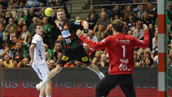 Philipp Weber war von Frederik Simak (links) und Constantin M&ouml;stl nur schwer zu verteidigen. - &copy; Franziska Gora/Jan Huebner