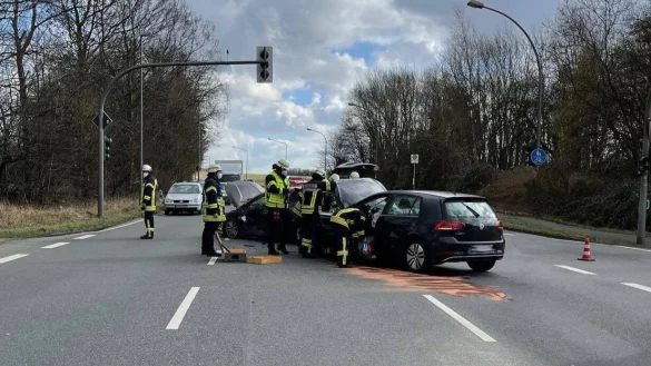 Die Einsatzkr&auml;fte an der Unfallstelle. - &copy; Feuerwehr Detmold