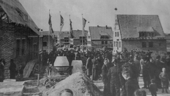 Die Umsiedlung l&auml;uft: Am 20. Mai 1939 wird Richtfest in der Siedlung Moorlage gefeiert. - &copy; Wilfried Kaiser