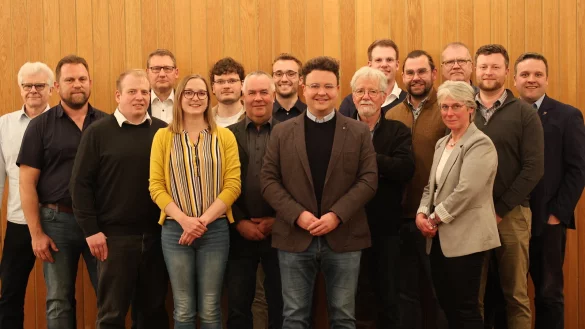Bürgermeisterkandidat Julian Gerber (vorne, Mitte) und die Kandidatinnen und Kandidaten in den Wahlkreisen für die Wahl des Kalletaler Gemeinderates. - © CDU Kalletal