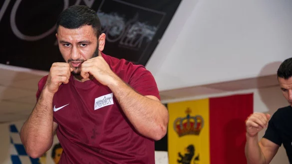 Hoch konzentriert: Der voll fokussierte Leon Harth beim Sparring in Berlin. - © Privat