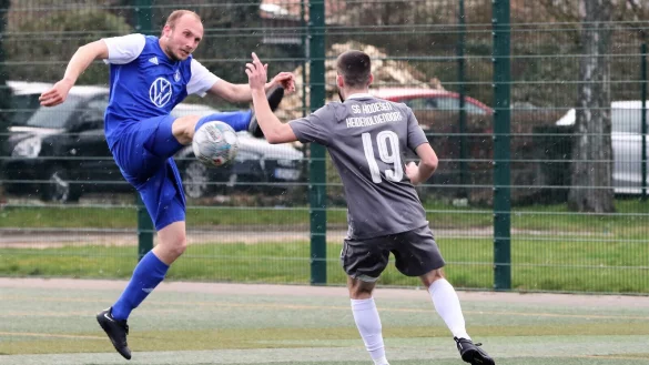 Mit letztem Einsatz klärt Lügdes Kris Pape (links) vor Hiddesen-Heidenoldendorf-Stürmer Phillip Herclik. - © Oliver König