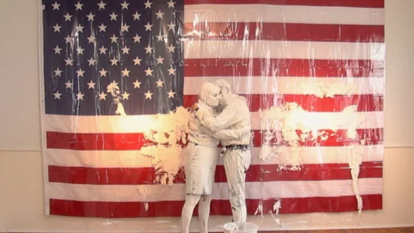 Petra Linck und Kurt Petz in ihrer Video-Performance "Remember 9/11 - Touch and Hug". - © Bildrechte: Kurtz Petz / Petra Linck