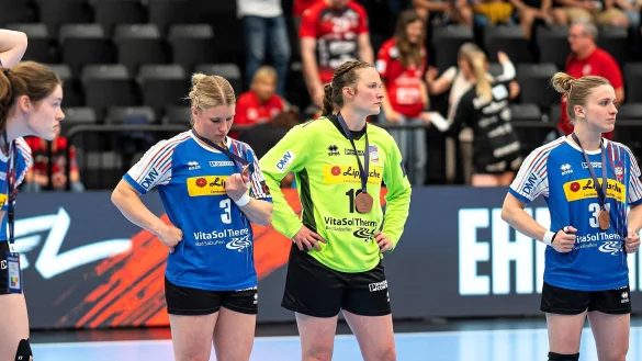 So richtig glauben können es Amber Verbareken, Laura Rüffieux, Melanie Veith und Alexia Hauf (von links) nicht: Die Blombergerinnen haben für ihren vierten Platz eine Medaille erhalten. - © Timon Peters