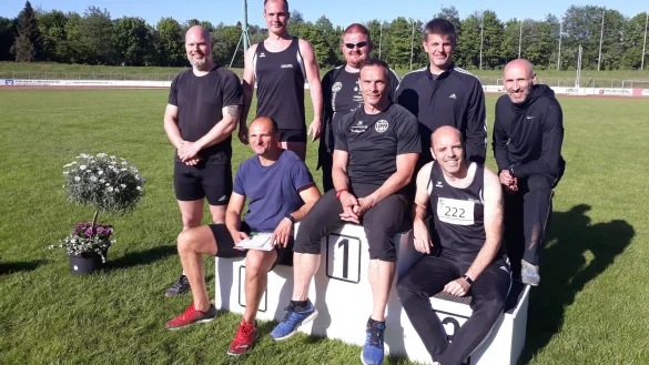 Strahlende Gesichter: (hinten, von links): Peter  Sjoerds, Jamie Hodgson, Jens Brand, Stefan Nolte, Marcus Biehl sowie (vorne von links) Joachim Liebig, Michael Striewe und Ulrich Ratsch. - © privat