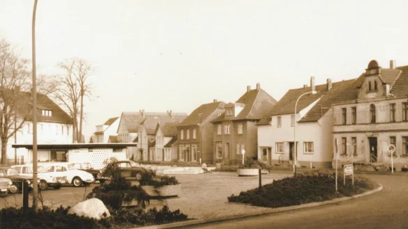 So sah es im Leopoldsh&ouml;her Zentrum vor einem halben Jahrhundert aus. Auf dem Marktplatz durfte man noch parken, es gab einen Kiosk, und im Geb&auml;ude rechts residierte die Post. - &copy; Heimatverein Leopoldsh&ouml;he