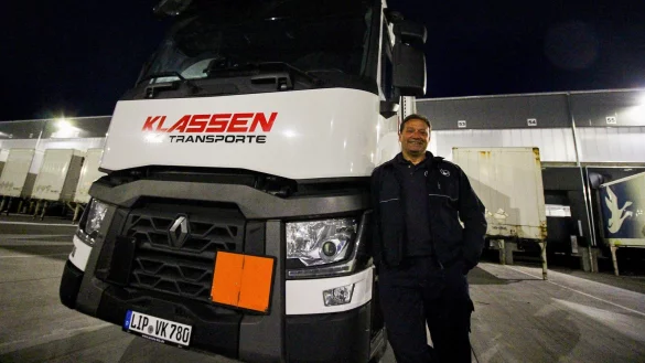 Unterwegs auf der Autobahn: Viktor Klassen hofft, dass er nach der Er&ouml;ffnung der A 33 Zeit sparen kann. - &copy; Lukas Brekenkamp