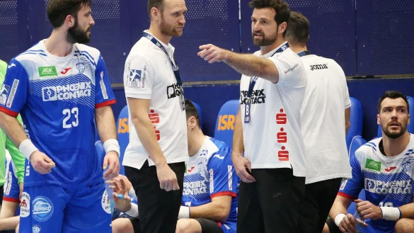 Anweisungen von der Bank von Trainer Florian Kehrmann f&uuml;r Tim Suton. - &copy; Paul.Cohen