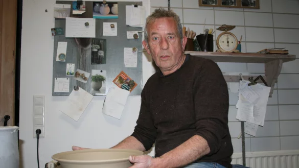 An der Töpfer-Drehscheibe: der Hillentruper Töpfer Jürgen Gerber-Albrecht öffnet am Wochenende seine Werkstatt. Besucher erhalten Einblick in die Entstehung von Keramiken. - © Sylvia Frevert
