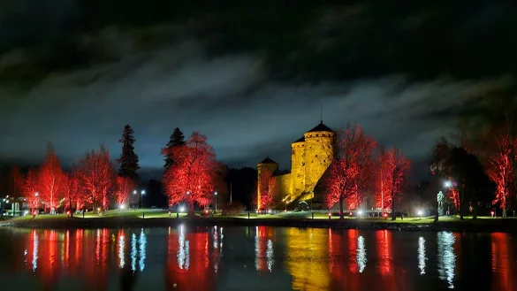 Die Stadt Savonlinna ist ber&uuml;hmt durch ihre Wasserburg Olavinlinna - auf diesem Bild wundersch&ouml;n illuminiert. - &copy; Dr. Luise Liefl&auml;nder-Leskinen