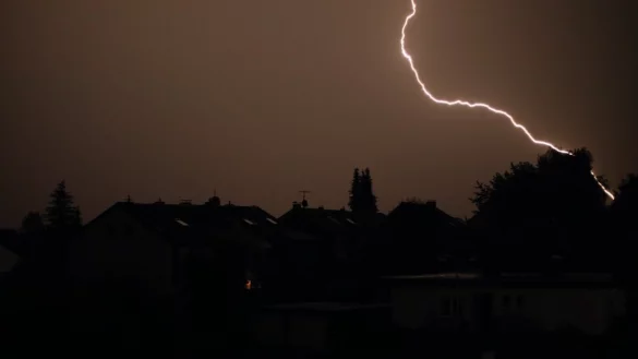 Vergangene Nacht hat es ordentlich gewittert. Wie hier in Bad Salzuflen-Knetterheide. - &copy; Freitag TV