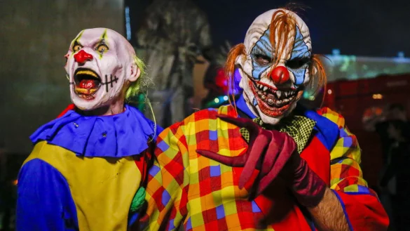 Zwei Grusel-Clowns aus Amerika. Das Ph&auml;nomen der Angst einjagenden Maskentr&auml;ger tritt nun auch in Deutschland immer h&auml;ufiger auf. - &copy; dpa