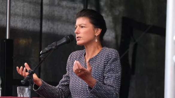 Sahra Wagenknecht spricht auf dem Detmolder Marktplatz. - &copy; Sven Koch