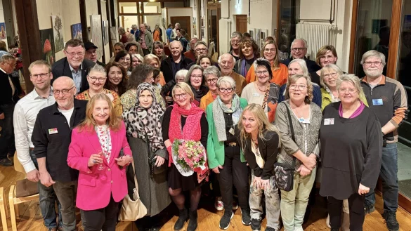 Es braucht viele Menschen, um eine Austellung auf die Beine zu stellen. Die Mitwirkenden feierten auf der Vernisage. - © Heimatverein Barntrup
