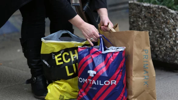 Einkaufst&uuml;ten aus Papier und Plastik - &copy; Foto: Ina Fassbender/dpa-tmn