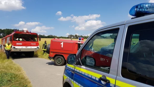 Rettungskräfte sind an der Unglücksstelle nahe der lippischen Kreisgrenze eingetroffen. - © Polizei Hameln