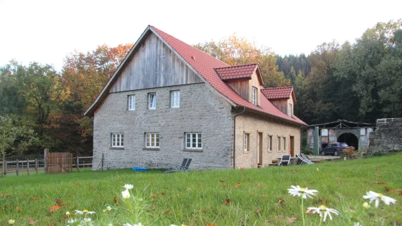 Liebevoll und fachkundig restauriert: Die Hofanlage Hilgenstuhl im Stapelage. Rechts ist ein Teil des fr&uuml;heren Wohnhauses zu sehen, das so bauf&auml;llig ist, dass es in K&uuml;rze abgerissen werden muss. - &copy; Cordula Gr&ouml;ne