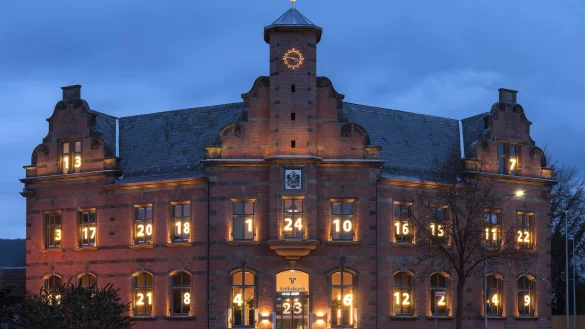 Ab Sonntag leuchten die Fenster des markanten Geb&auml;udes am Ostertor wieder. - &copy; Michael Reimer