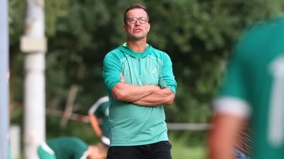 Wieder in gr&uuml;n: J&ouml;rg Horstk&ouml;tter, hier zu seiner Zeit als Trainer des TuS Ahmsen, d&uuml;rfte auch bei der SG Kachtenhausen-Helpup wieder auf ein gr&uuml;nes Sweatshirt setzen.&nbsp; - &copy; Archiv: J&ouml;rg Hagemann