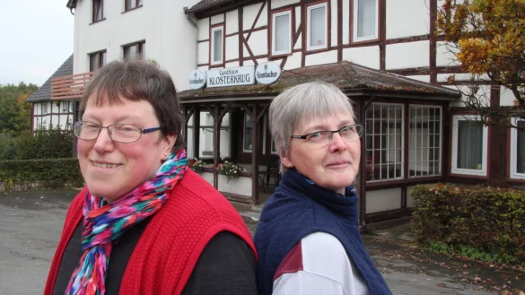 Hoffen auf Hilfe: Anneliese Abbenhardt (links) und ihre Schw&auml;gerin Karin bekommen im Klosterkrug Falkenhagen bald Besuch von den &bdquo;Kochprofis&ldquo;. Am Montag sollen die Dreharbeiten beginnen, am Mittwoch ist das Finalessen angesetzt. - &copy; Marianne Schwarzer