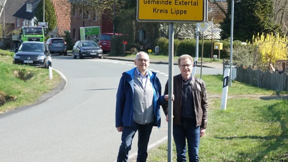 Willi K. Schirrmacher (links) und Dirk Wallenstein - hier am Ortseingang der Heidelbecker Straße. - © Axel Bürger