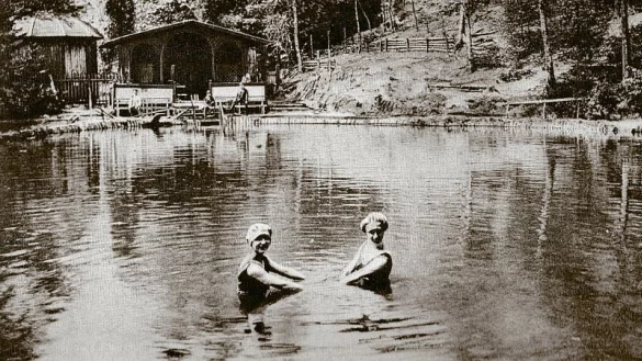 Ein idyllisches Waldfreibad im Schopketal: Es entstand vor mehr als einem Jahrhundert in Oerlinghausen. Kleine Badehäuser aus Holz und ein Einmeter-Sprungbrett waren die Attraktionen des Bades.