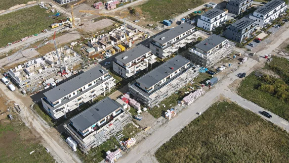 Gut zehn Fu&szlig;ballfelder gro&szlig; ist das neue Wohngebiet an der J&ouml;llheide. Die ersten H&auml;user sind bereits fertig. - &copy; Geno Immobilien GmbH