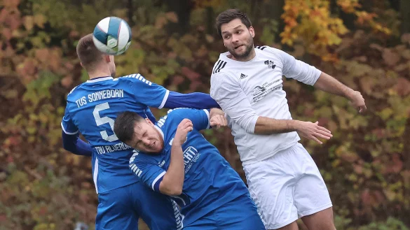 Kevin Elsner (Exertal) im Kopfballduell mit Louis Klingenberg und Noah-Elias Steffen von der SG Sonneborn-Alverdissen. - © Paul Cohen