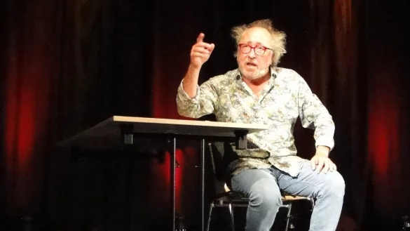 Kabarettist Urban Priol witzelt, schimpft und poltert im ausverkauften Kurtheater Bad Meinberg. Das Publikum zeigt sich begeistert und antwortet mit Lachsalven am laufenden Band. - &copy; Hajo G&auml;rtner