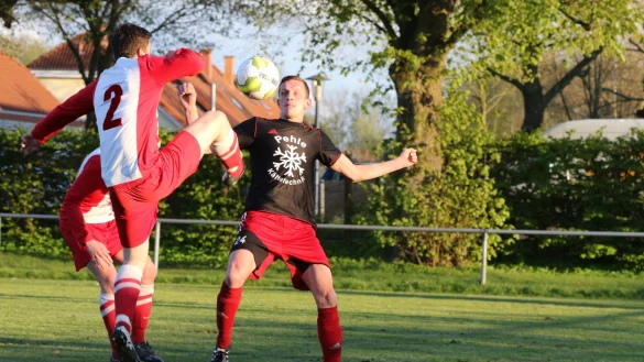 Sprungeinlage: Maik Horstkötter (Hagen-Hardissen) kommt gegen Heidens Torjäger Johann Born etwas früher an den Ball. - © Oliver König