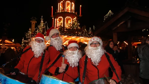 Rote M&auml;nner vor der Weihnachtspyramide: Weihnachtslieder auf Steeldrums spielten die Nikol&auml;use von den "Sunshine Coconuts" aus Dortmund. - &copy; Katrin Kantelberg