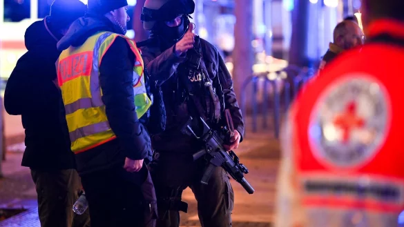 Ein Auto ist im Dezember 2024 auf einen Weihnachtsmarkt in Magdeburg gerast. - &copy; Heiko Rebsch/dpa