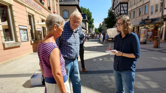 LZ-Redakteurin Jana Beckmann (rechts) im Gespr&auml;ch mit Dorothea L&uuml;deking und Ralf Weber. - &copy; Yvonne Glandien(LZ)