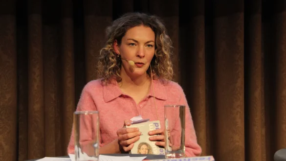 Sally Lisa Starken spricht über die Erfahrungen, die sie bei der Recherche zu ihrem Buch gemacht hat. - © Carolin Brokmann-Förster