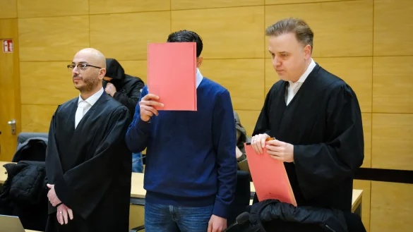 Der Hauptangeklagte und seine beiden Strafverteidiger Baris Devletli (l.) und Burkhard Benecken. - © Andreas Zobe