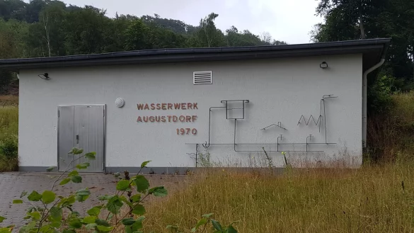 Der Hochbehälter des Augustdorfer Wasserwerks versorgt vom Ehberg aus die Haushalte und Gewerbebetriebe mit Trinkwasser. - © Dieter Asbrock