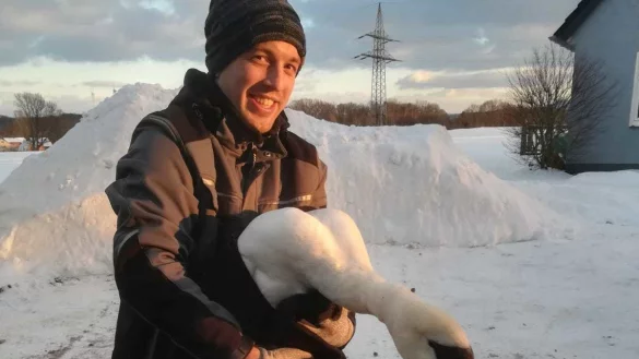 Sven Hartwig von der Lagenser Feuerwehr mit dem geretteten Schwan. - &copy; Feuerwehr Lage