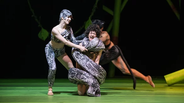 Kaa (Veronika Jungblut), Mogli (Marilena Dolgetta) und Baghira (Khanya Mandongana).&nbsp; 

 - &copy; Bettina St&ouml;&szlig;