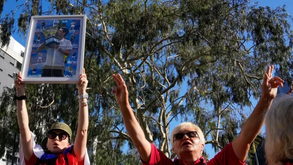 Manche Unterst&uuml;tzer des serbischen Tennis-Stars verehren Novak Djokovic wie einen Heiligen. - &copy; Mark Baker/AP/dpa